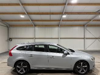 Voiture accidenté Volvo V-60 2.4D6 158kW AWD Plug-in Hybrid R-Design 2015/2