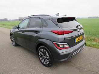 damaged passenger cars Hyundai Kona 39 kw Automaat Hybride  Elektrisch 2021  40.000km Camera Navigatie  stoelverwarmig  nieuwstaat 2021/9