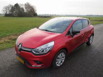 Renault Clio Renault Clio 0.9 TCe 90pk Limited Airco Navigatie  2017 picture 24