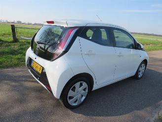 Vaurioauto  passenger cars Toyota Aygo 1.0 VVT-I X Play  Airco navigatie achter uit camera 2015 2015/11