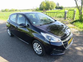 Schadeauto Peugeot 208 1.2 82pk  60.000km nap Pure Tech Action Navigatie Airco 2016  [ nieuwstaat 2016/8