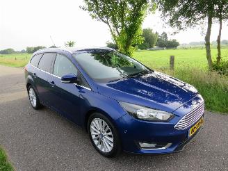 Damaged car Ford Focus 1.0 92 Kw  125 pk Titanium Edition Navigatie  Schadevrij  Top Staat  2015-12 top 2015/12