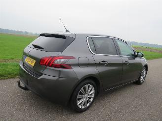 Damaged car Peugeot 308 1.2 110pk Pure Tech 133.000km nap Camera Navigatie clima  panoramadak  2020 nieuwstaat 2020/12