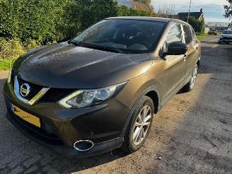 Damaged car Nissan Qashqai automaat  1.2 2015/10