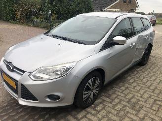 Damaged car Ford Focus Focus Wagon 1.0 EcoBoost Trend 2013/3