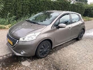 krockskadad bil auto Peugeot 208 208 1.2 VTi Access 2012/11