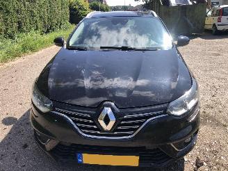 damaged passenger cars Renault Mégane Mégane Estate 1.2 TCe Bose 2017/3