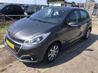 Vaurioauto  passenger cars Peugeot 208 208 1.2 PureTech Blue Lion 2017/6