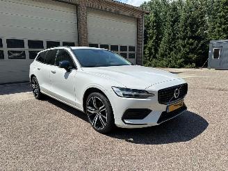 Schadeauto Volvo V-60 2.0 B3 Momentum Navi Clima Cruise NAP ! 2021/1