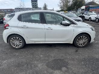 Peugeot 208  picture 6