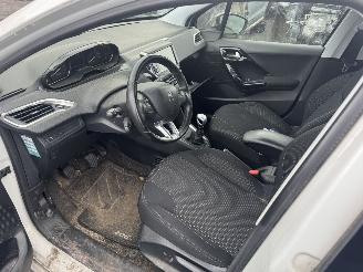 Peugeot 208  picture 10