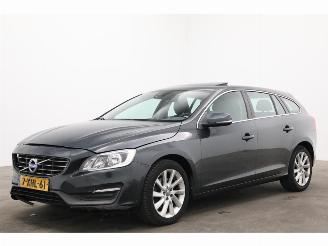 Vaurioauto  passenger cars Volvo V-60 1.6 D2 Momentum Schuifdak Navi Clima Cruise PDC AHK 2014/8