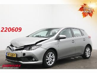krockskadad bil auto Toyota Auris 1.8 Hybrid Dynamic Navi Clima Cruise PDC 169.034 km! 2016/1