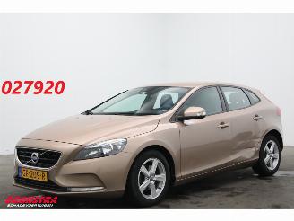 Vaurioauto  passenger cars Volvo V-40 1.6 D2 Kinetic Navi Clima Cruise AHK 2012/12