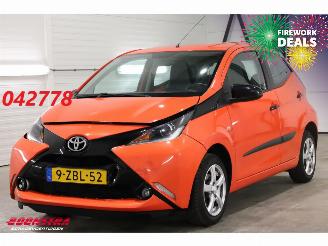 damaged passenger cars Toyota Aygo 1.0 VVT-i x-cite Airco Cruise Camera Bluetooth 93.010 km! 2015/1