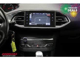 Peugeot 308 SW 1.6 BlueHDI Active Pano Navi Clima Cruise PDC picture 17