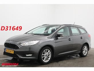 krockskadad bil auto Ford Focus 1.0 Trend Navi Airco Cruise PDC AHK 2017/12