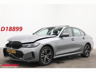 skadebil auto BMW 3-serie 330E M-Sport Schuifdak H/K Memory HUD LRHZ Camera AHK 2023/3