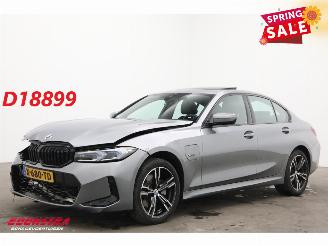 krockskadad bil auto BMW 3-serie 330E M-Sport Schuifdak H/K Memory HUD LRHZ Camera AHK 2023/3