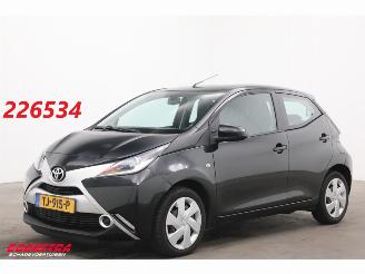 Tweedehands auto Toyota Aygo 1.0 VVT-i x-play Aut. Airco Camera Bluetooth 98.797 km! 2016/12