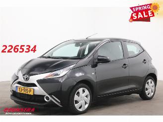 Gebrauchtwagen PKW Toyota Aygo 1.0 VVT-i x-play Aut. Airco Camera Bluetooth 98.797 km! 2016/12