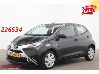 begagnad bil auto Toyota Aygo 1.0 VVT-i x-play Aut. Airco Camera Bluetooth 98.797 km! 2016/12
