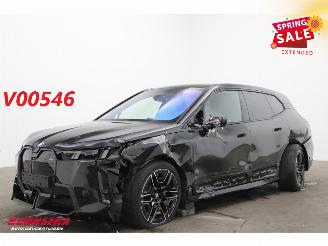 krockskadad bil auto BMW iX xDrive M70 112 kWh Pano LED ACC B&W Memory 360° AHK 2025/4