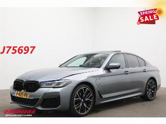 krockskadad bil auto BMW 5-serie 520e M-Sport LED Schuifdak Memory HUD H/K Camera SHZ 2022/5
