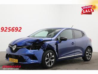 Vaurioauto  passenger cars Renault Clio 1.0 TCe 90 Evolution Navi Airco Cruise PDC 2023/1