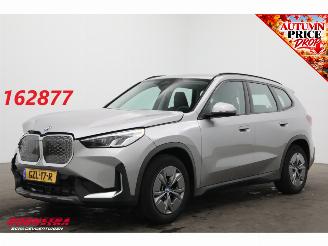 krockskadad bil auto BMW iX1 xDrive30 67 kWh LED ACC Apple/Android Camera SHZ 2025/1