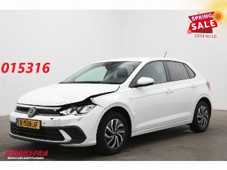 krockskadad bil auto Volkswagen Polo 1.0 TSI Life Virtual Apple/Android ACC Navi Camera SHZ 2023/11