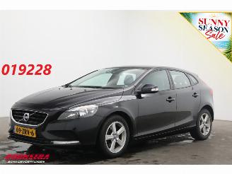 Damaged car Volvo V-40 1.6 T3 Kinetic Pano Leder Navi Clima Cruise Camera PDC 2013/1