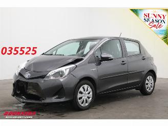 damaged passenger cars Toyota Yaris 1.5 Full Hybrid Aspiration 5-drs Cruise Clima Bluetooth Camera 2013/4