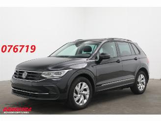 Vaurioauto  passenger cars Volkswagen Tiguan 2.0 TSI DSG 4Motion Pano Schuif/kantel ACC Clima Navi SHZ Apple/Android Camera PDC 2023/7