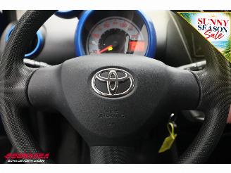 Toyota Aygo 1.0 VVT-i Now 5-drs Airco Navi Bluetooth 92.182 km! picture 17