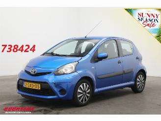 skadebil auto Toyota Aygo 1.0 VVT-i Now 5-drs Airco Navi Bluetooth 92.182 km! 2013/12