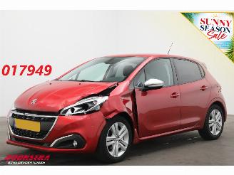 Schadeauto Peugeot 208 1.2 PureTech Signature Cruise Navi Airco Apple/Android PDC 2019/5