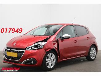 Vaurioauto  passenger cars Peugeot 208 1.2 PureTech Signature Cruise Navi Airco Apple/Android PDC 2019/5