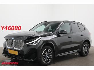 krockskadad bil auto BMW iX1 eDrive20 67 kWh M Sport Pano ACC AHK Navi Clima SHZ Apple/Android Camera PDC 2024/3