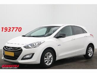 Unfallwagen Hyundai I-30 1.6 GDI Go! Cruise Navi Clima Bluetooth Camera PDC 2015/2