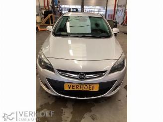 Coche siniestrado Opel Astra Astra J (PC6/PD6/PE6/PF6), Hatchback 5-drs, 2009 / 2015 1.4 Turbo 16V 2012/9