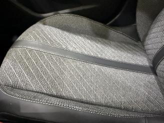 Peugeot 2008 1.2 PureTech 100 Allure picture 29