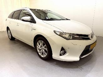 Damaged car Toyota Auris Touring Sports 1.8 Hybrid Lease+ Pano/Clima/Navi 2014/8