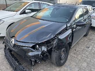 uszkodzony samochody osobowe Renault Clio 1.6 E-Tech Hybrid  Automaat 2022/2