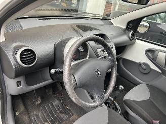 Peugeot 107 1.0-12V XR picture 8