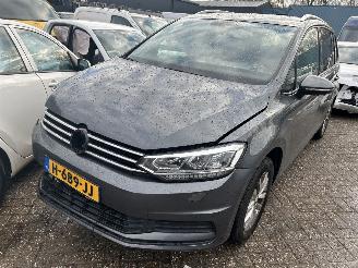 Vaurioauto  passenger cars Volkswagen Touran 1.5 TSI  highline  7 Persoons 2019/5