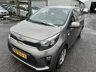 skadebil auto Kia Picanto 1.0 Comfortline 2017/5