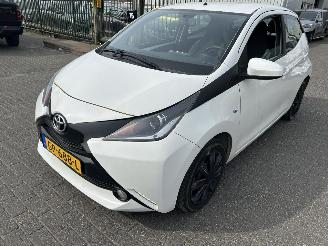 krockskadad bil auto Toyota Aygo 1.0 VVT-i  X-Play 2015/7