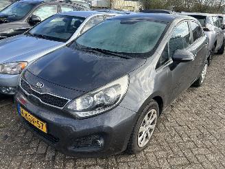 krockskadad bil auto Kia Rio 1,2 CVVT Plus Pack 2013/5