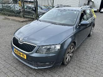 Damaged car Skoda Octavia Combi  1.6 TDI  Automaat Elegance Business (Panoramadak ) 2014/10